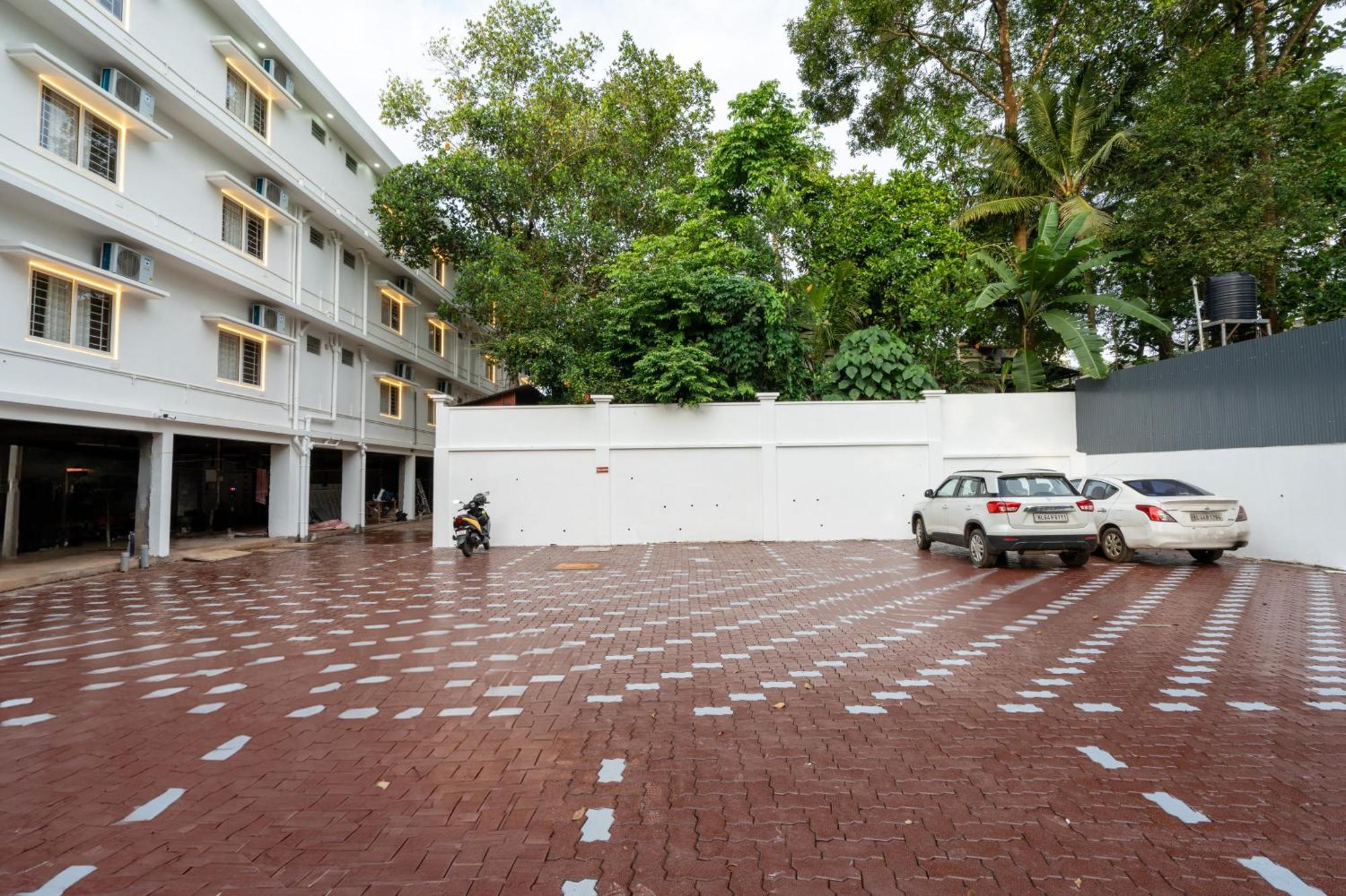 Cochin Airport Hotel Kochi Extérieur photo